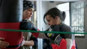 Lina beim Boxen mit ihrer Trainerin Reem. Auch außerhalb des Rings muss die jordanische Sportlerin kämpfen – gegen die Vorurteile von Nachbarn und Schulfreunden.