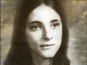 Visitenkarte eines Mörders – Im November 1975 findet ein Angler eine die nackte Leiche der 19-jährigen Regina Reynolds (Foto). Bei der Autopsie stellt sich heraus, dass die junge Frau mit einem einzigen Messerstich ins Herz ermordet wurde...Visitenkarte eines Mörders â€“ Im November 1975 findet ein Angler eine die nackte Leiche der 19-jährigen Regina Reynolds (Foto). Bei der Autopsie stellt sich heraus, dass die junge Frau mit einem einzigen Messerstich ins Herz ermordet wurde...