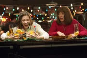 Sue (Eden Sher, l.); Frankie (Patricia Heaton, r.) Sue (Eden Sher, l.); Frankie (Patricia Heaton, r.)