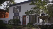 Jon und Mary kaufen ein Haus in besonderer Lage, einem Viertel ohne Straßen, sondern nur mit Gehwegen. Dadurch hat es die perfekten Voraussetzungen, um es teuer zu verkaufen. Davor nimmt das Paar ein Makeover für den Innen- und Außenbereich vor. Sie streichen die Fassade, bringen Fensterläden an und ersetzen die Außenbeleuchtung. Im Inneren geht der Umbau weiter - bis ein Abflussrohr ihr offenes Konzept durchkreuzt.