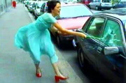 Die Videoinstallation "Ever is Over All" (1997) von Pipilotti Rist zeigt eine junge Frau beim Einschlagen der Fenster parkender Autos. Eine Polizistin geht freundlich grüßend vorbei. Rist verwandelt einen zerstörerischen Impuls in eine kathartische Geste.