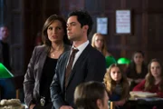 Olivia Benson (Mariska Hargitay) und Nick Amaro (Danny Pino) ermitteln an einer Universität: Ein Mädchen wurde auf einer Verbindungsfeier vergewaltigt.