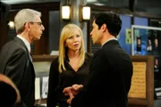 Die Ermittler (v.l.) Sergeant Munch (Richard Belzer), Amanda Rollins (Kelli Giddish) und Nick Amaro (Danny Pino) finden beim Verhör des Sicherheitsmannes heraus, dass dieser sich auf das Opfer gelegt hat, um es vor den Tätern zu schützen. Kann er möglicherweise den Detectives helfen, einen der Täter zu identifizieren?