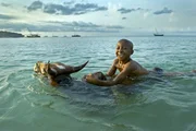 Junge mit Zebu (Buckelrind) am Strand auf Nosy Bé.