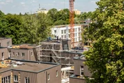Überall auf dieser Münchner Großbaustelle entstehen Dachgärten: Der Schmidt Max, Moderator der freizeit, ist diesmal unterwegs in Gärten, die sich auf Hausdächern ausbreiten oder, wie ein grünes Bild, an der Wand hängen. Schon seit Jahren fördert und fordert die bayerische Millionenstadt begrünte Dächer als Insekten-Nische, Regenwasserspeicher und Klimaanlage.