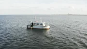 Mit dem Tauchschiff „Barbara“ gehen die Kampfmittelräumer vor Kiel auf Munitionssuche