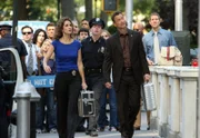 Die Detectives Stella Bonasera (Melina Kanakaredes) und Mac Taylor (Gary Sinise) werden zu einem Tatort gerufen. Eine junge Frau wird von einem Gummigeschoss getroffen und bricht tot an einer Bushaltestelle zusammen.