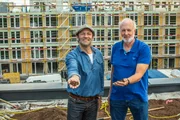 Der Schmidt Max ist diesmal unterwegs in Gärten, die sich auf Hausdächern ausbreiten oder, wie ein grünes Bild, an der Wand hängen. Auf seiner Tour trifft auf einer Münchner Großbaustelle einen Mann vom Fach. Jürgen Stoewahs lässt hier überall begrünte Dächer entstehen.
