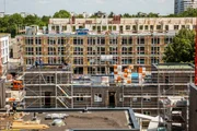Überall auf dieser Großbaustelle in München entstehen begrünte Dächer.