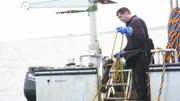Mit dem Tauchschiff „Barbara“ gehen die Kampfmittelräumer vor Kiel auf Munitionssuche