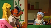 Ernie und Bert besuchen als Pechmarie und Goldmarie Frau Holle.