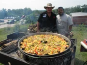 Der kanadische Chefkoch und Moderator Roger Mooking (r.) besucht Hobbyköche, Grillmeister und Küchenchefs in den Vereinigten Staaten, die ebenso wie er von der Kombination aus Feuer und Essen fasziniert sind ...