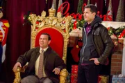 "Brooklyn Nine-Nine", "Yippie Hurra, Schweinebratze." Jake hat vergessen, für Charles ein Weihnachtsgeschenk zu besorgen. Gemeinsam mit ihm und Gina geht er auf Einkaufstour. Im Geschäft erwartet die drei eine brandgefährliche Situation. Das Geschäft ist überfallen worden. Die Gangster haben Angestellte und Kunden als Geiseln genommen, um an das Geld im Tresor zu kommen. Jake ist aus dem Häuschen, denn alles verläuft so, wie in seinem Lieblingsfilm 'Stirb langsam'. Und so träumt er bereits davon, bald wie John McClane als Held gefeiert zu werden.Im Bild (v.li.): Joe Lo Truglio (Charles Boyle), Andy Samberg (Jake Peralta).