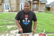 Auf der Suche nach den innovativsten Methoden, um mit Feuer zu kochen, landet Roger Mooking dieses Mal auf Faith's Farm in Bonfield, Illinois, wo drei Chefköche ein mexikanisches Gartenfest ausrichten und dafür auf gleich drei verschiedenen Geräten grillen ...