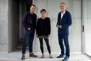 Adrian (l.) und Megan Corrigall mit Kevin McCloud in ihrem Haus.