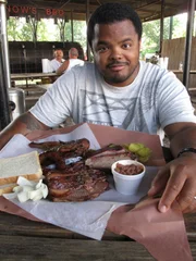 Roger Mooking, kanadischer Chefkoch und Moderator, reist quer durch die Vereinigten Staaten und sucht nach der innovativsten Methode, um mit Feuer zu kochen ...