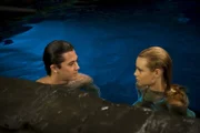 Zac (Chai Romruen, li.) und Lyla (Lucy Fry, re.) im Mondsee. Zac möchte ihre Welt kennenlernen.