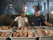 Der kanadische Chefkoch Roger Mooking (l.) macht sich in den USA auf eine ganz besondere kulinarische Reise und besucht Hobbyköche, Grillmeister und Küchenchefs im ganzen Land ...