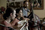 Rebetien ist eine Gruppe von fünf Musikern, die eigene Kompositionen sowie Lieder und Themen vortragen, die hauptsächlich aus dem Rebetiko und dem Repertoire der traditionellen griechischen Musik stammen.