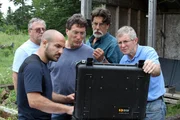 Die Doku "Oak Island - Fluch und Legende" begleitet die Brüder Marty (3.v.l.) und Rick Lagina (2.v.r.) sowie David Blankenship (l.), Jack Begley (2.v.l.) und Craig Tester (r.), die sich in das waghalsige Abenteuer stürzen und den wertvollen Schatz auf der sagenumwobene Insel "Oak Island" finden wollen.