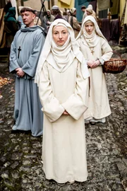 Natascha Paulick als Mechthild und Benedikte Schöring als Mönch Heinrich.
