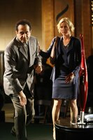 Natalie (Traylor Howard) kann Monk (Tony Shalhoub) kaum beruhigen, als dieser begeistert den neuartigen Staubsauger entdeckt, der sich selbst reinigen kann. Natalie (Traylor Howard) kann Monk (Tony Shalhoub) kaum beruhigen, als dieser begeistert den neuartigen Staubsauger entdeckt, der sich selbst reinigen kann.