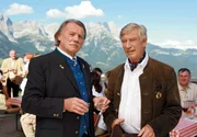 Bürgermeister Wegerer (Franz Buchrieser, li.) und sein ehemaliger Freund Suttner (Siegfried Rauch) geraten in Streit.