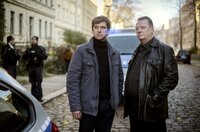 Kommissar Michael Lehmann (Peter Schneider) und Kommissar Henry Koitzsch (Peter Kurth) am Tatort. Kommissar Michael Lehmann (Peter Schneider) und Kommissar Henry Koitzsch (Peter Kurth) am Tatort.