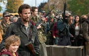 Geben den Kampf nicht auf: Tom (Noah Wyle, vorne 2.v.r.), Matt (Maxim Knight, vorne r.) und die restlichen Überlebenden ...