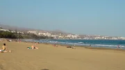 Strand mit Touristen.