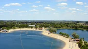 Ferienresort mit leeren Strandliegen.