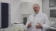 Prof. Dr. Martin Haditsch / Facharzt für Hygiene, Mikrobiologie, Virologie und Infektionsepidemiologie in seinem Labor in Hannover