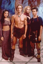 Königssohn Dar (Daniel Goddard,m.), Dar´s Freund Tao (Jackson Raine,r.), die Magierin (Monika Schnarre,2.v.r.) und Kyra (Natalie Jackson Mendoza,l.).