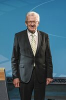 Es wird seine dritte Amtszeit sein: Heute (12. Mai 2021) will sich Winfried Kretschmann von den Grünen erneut wählen lassen. Seine Wahl gilt als sicher, hat doch seine Koalition aus Grünen und CDU eine komfortable Mehrheit im Landtag. Anschließend werden die Ministerinnen und Minister seines Kabinetts vereidigt. Der SWR überträgt beides von 11.00 bis 12.30 Uhr. Moderation: Michael Matting und Edda Markeli. Experte: Ministerpräsident Winfried Kretschmann. Es wird seine dritte Amtszeit sein: Heute (12. Mai 2021) will sich Winfried Kretschmann von den Grünen erneut wählen lassen. Seine Wahl gilt als sicher, hat doch seine Koalition aus Grünen und CDU eine komfortable Mehrheit im Landtag. Anschließend werden die Ministerinnen und Minister seines Kabinetts vereidigt. Der SWR überträgt beides von 11.00 bis 12.30 Uhr. Moderation: Michael Matting und Edda Markeli. Experte: Ministerpräsident Winfried Kretschmann.