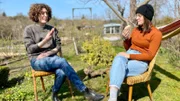 Susann Neumann und Lisa Knippertz sind die neue Generation der Schrebergärtnerinnen. Ihre Kleingartenparzellen in Schwerin sollen der Selbstversorgung dienen.