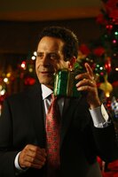 Monk (Tony Shalhoub) erinnert sich an das letzte Weihnachtsfest, das er zusammen mit seiner Frau Trudy gefeiert hat und das Geschenk, das bis heute ungeöffnet in einem Bücherregal steht ... Monk (Tony Shalhoub) erinnert sich an das letzte Weihnachtsfest, das er zusammen mit seiner Frau Trudy gefeiert hat und das Geschenk, das bis heute ungeöffnet in einem Bücherregal steht ...