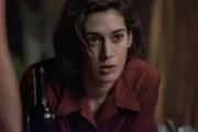 Die Widerstandskämpferin Carla Monroe (Lizzy Caplan) entwickelt Gefühle für die deutsche Übersetzerin Simone Strasser.