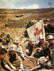 Deutscher Soldat wird von US-Sanitätern versorgt 1943