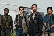 Sind fest entschlossen, ihre Unterdrücker zu besiegen: Anthony (Mpho Koaho, l.), Tom (Noah Wyle, 2.v.r.), Hal (Drew Roy, 2.v.l.) und Dai (Peter Shinkoda, r.) ...