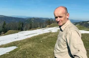 Jäger und Luchsexperte Armin Hafner ist unterwegs im Schweizer Jura, der Heimat von Lias.