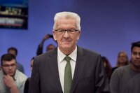 Es wird seine dritte Amtszeit sein: Heute (12. Mai 2021) will sich Winfried Kretschmann von den Grünen erneut wählen lassen. Seine Wahl gilt als sicher, hat doch seine Koalition aus Grünen und CDU eine komfortable Mehrheit im Landtag. Anschließend werden die Ministerinnen und Minister seines Kabinetts vereidigt. Der SWR überträgt beides von 11.00 bis 12.30 Uhr. Moderation: Michael Matting und Edda Markeli. Experte: Ministerpräsident Winfried Kretschmann. Es wird seine dritte Amtszeit sein: Heute (12. Mai 2021) will sich Winfried Kretschmann von den Grünen erneut wählen lassen. Seine Wahl gilt als sicher, hat doch seine Koalition aus Grünen und CDU eine komfortable Mehrheit im Landtag. Anschließend werden die Ministerinnen und Minister seines Kabinetts vereidigt. Der SWR überträgt beides von 11.00 bis 12.30 Uhr. Moderation: Michael Matting und Edda Markeli. Experte: Ministerpräsident Winfried Kretschmann.
