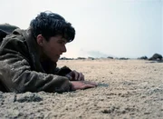 Fionn Whitehead (Tommy).