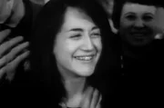 Martha Argerich freudestrahlend vor der Presse: Lange jedoch steht der Sieg der damals 24-Jährigen nicht fest. Die Entscheidung fällt erst im Finale, mit Chopins erstem Klavierkonzert.