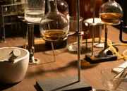 Etwa in der Mitte des 20. Jahrhunderts entschlüsseln Chemiker Zusammenhänge von Substanzen und treiben so die Industrialisierung entscheidend voran.