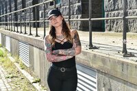 Körperkunst statt Farbmassaker: Erfahrene Tätowierer machen sich auf die Jagd nach den schlimmsten Tattoo-Sünden der Republik: Peggy Lou ... Körperkunst statt Farbmassaker: Erfahrene Tätowierer machen sich auf die Jagd nach den schlimmsten Tattoo-Sünden der Republik: Peggy Lou ...