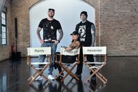 Wer die Herzen der Tätowierer mit seinem Tattoo-Fail und der Geschichte dahinter erweicht, begibt sich mit verbundenen Augen voll und ganz in die Hände der Profis: (v.l.n.r.) Randy Engelhard, Peggy Lou und Alexander Kroll ... Wer die Herzen der Tätowierer mit seinem Tattoo-Fail und der Geschichte dahinter erweicht, begibt sich mit verbundenen Augen voll und ganz in die Hände der Profis: (v.l.n.r.) Randy Engelhard, Peggy Lou und Alexander Kroll ...