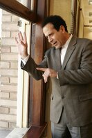 Beim Blick aus dem Fenster des Geschworenenzimmers entdeckt Monk (Tony Shalhoub) ein weiteres Verbrechen. Verzweifelt versucht er, Kontakt nach außen aufzunehmen, aber dies ist ihm als Geschworener strengstens untersagt. Beim Blick aus dem Fenster des Geschworenenzimmers entdeckt Monk (Tony Shalhoub) ein weiteres Verbrechen. Verzweifelt versucht er, Kontakt nach außen aufzunehmen, aber dies ist ihm als Geschworener strengstens untersagt.
