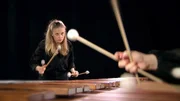 Das Porter Percussion Duo (v.li.: Vanessa und Jessica) zu Gast im Studio – im Gespräch über das Glück als Schwestern gemeinsam auf der Bühne zu stehen. Und musikalisch virtuos und vielseitig auf Trommeln, Vibra- und Marimbaphon.