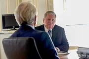 Staatsanwalt Bernd Reuter (Rainer Hunold, re.) spricht auch mit dem Banker Schirm (Heinz Simon Keller), der mit der entführten Geschäftsfrau einen Plan erstellt hatte, um ihr Unternehmen zu retten.