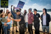 Tarik (Serhat Cokgezen, 3.v.l.) ist sauer, als er seine Schwester Kayra (Sila Sahin, 2.v.l.) mit seinem Sohn Lukas bei einer Demonstration gegen Atomtransporte entdeckt. Claudia (Janette Rauch, 2.v.r.) findet seine Reaktion übertrieben, zumal sie gerade dabei waren, zwei Umweltaktivisten in Gewahrsam nehmen.